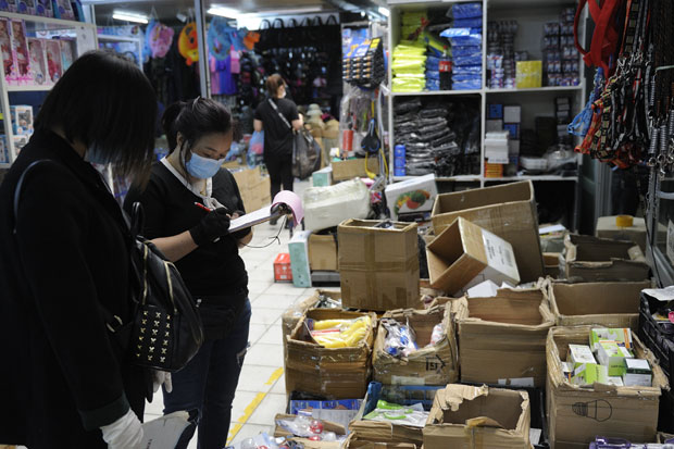 Тржни центар у Блоку 70 отворио врата муштеријама, али промет слаб: Мало купаца код Kинеза


